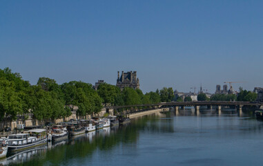 Fototapeta na wymiar view of the Seine river with two banks and boats on it and a bridge in Paris