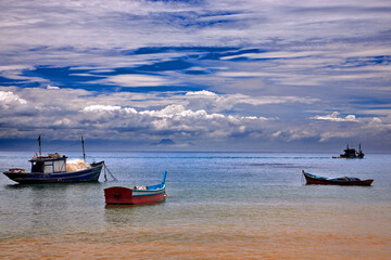 Obraz premium Coast of Buzios, with fisghing boats and coast, at sunset.