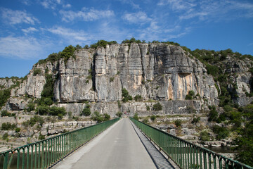 Pont conduisant au pied des falaises de Balazuc (Ard&egrave;che)