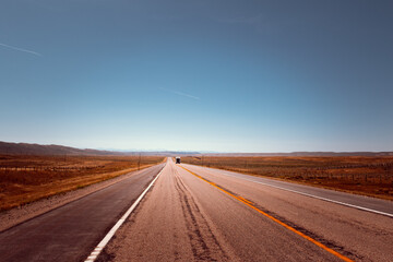 Fototapeta na wymiar Roadtrip - endlose Straße - USA - nach Yellowstone