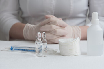 Before the doctor, everything necessary for inoculation and injection is laid out on the table. Vaccination against influenza, coronavirus. An insulin syringe. Diabetes.