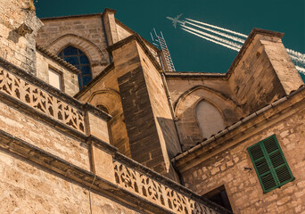 Pfarrkirche in Sienau mit Düsenflugzeug und Kondensstreifen am Himmel