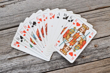 Spielkarten auf rustikalem Holz