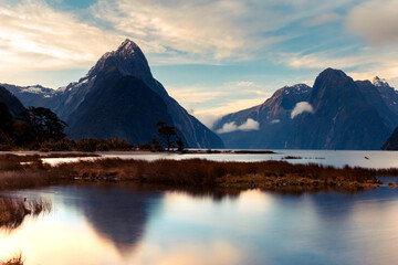 Fototapeta na wymiar Milford Sound und Lake Manapouri in Neuseeland zum Morgengrauen mit dramatischem Wolkenspiel 