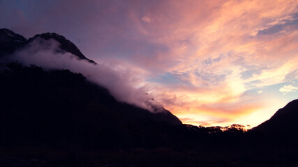 Milford Sound und Lake Manapouri in Neuseeland zum Morgengrauen mit dramatischem Wolkenspiel 