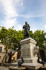 Fototapeta na wymiar Statue de Saint Louis (Louis IX) sur la Place Saint Louis d'Aigues-Mortes (Occitanie, France)