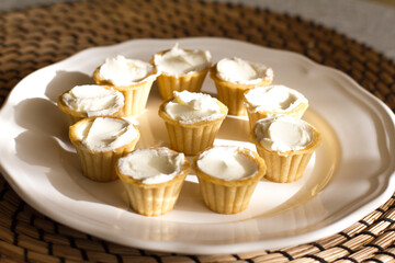 Tartlets with custard or cottage cheese.