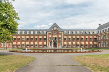 Obraz premium big old mansion with a fountain