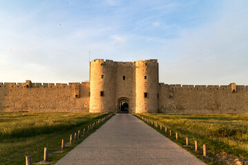 Fototapeta na wymiar Vue sur les remparts et l'une des portes fortifiées de la ville médiévale d'Aigues-Mortes (Occitanie, France)