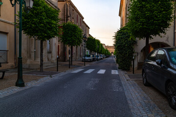 Rue d'Aigues-Mortes au coucher du soleil (Occitanie, France)
