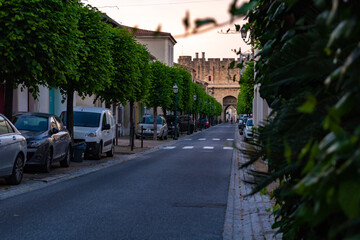Fototapeta na wymiar Rue d'Aigues-Mortes au coucher du soleil (Occitanie, France)