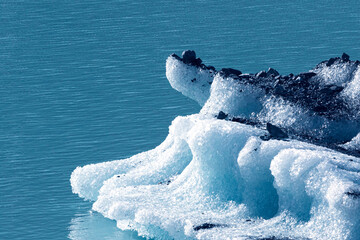hellblaue Eisberge am Tasman Lake bei Mount Cook in Neuseeland