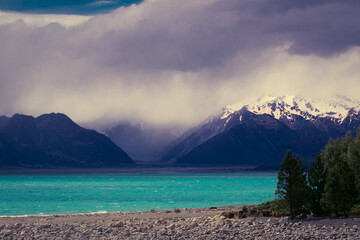 Lake Pukaki in türkisem Wasser bei Mount Cook in Neuseeland