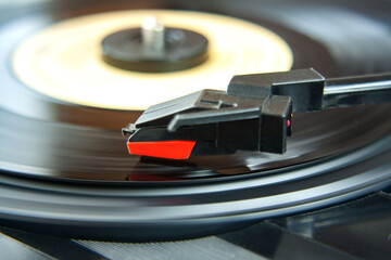 Gramofon odtwarzający muzykę z płyty winylowej