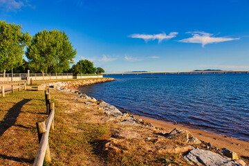 Obraz premium Illa de Arousa beach with the bridge in the background