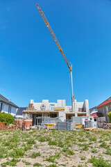 Baustelle eines Einfamilienhauses auf der der Rohbau errichtet wird.