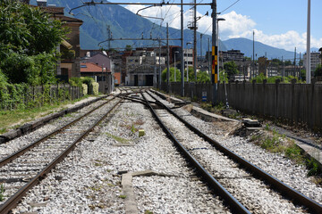 Fototapeta na wymiar rotaie trento stazione e treno treni ferrovia 
