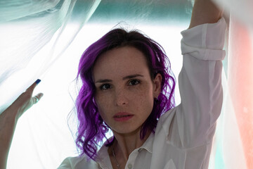 Fototapeta premium Schöne Frau in Lila, Berlin