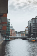 Ceglane budynki nad kanałami w Hamburgu 