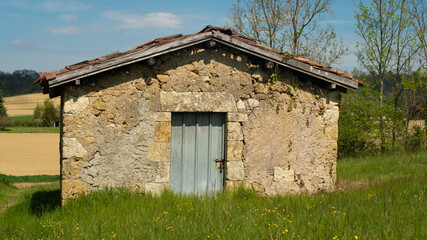 Obraz premium Pretty agricultural stone shed in the middle of the fields