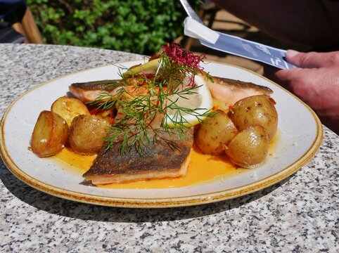 Saibling mit Kartoffel auf dem Teller