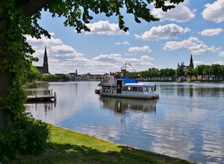 Fototapeta premium Fahrgastschiff auf dem Pfaffenteich in Schwerin