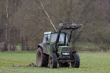 Traktor betreibt Weidepflege mit Weiseschleppe © Lukas