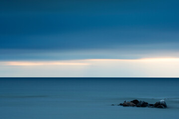 Naklejka premium Cloudy sunset over the Baltic Sea
