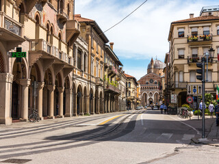 Fototapeta na wymiar Streets of urban center of classic italian city of Padua with no cars at daytime