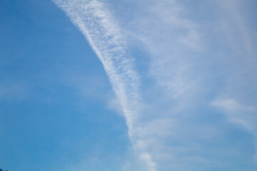 Trainée de condensation dans un ciel bleu