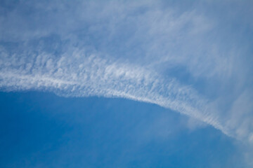 Trainée de condensation dans un ciel bleu