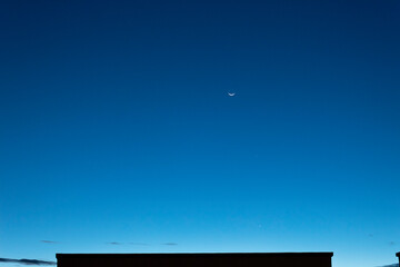 Stunning sunset Waning creacent moon in conjunction with mercury and jupiter Planet at blue hour with no clouds sky.  © Alejandro Bernal