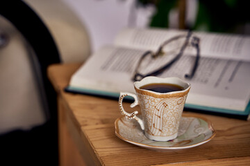 Preparation of a delicious Colombian café traditionally filtered with fabric. On the table implements necessary for its preparation and how to serve it.