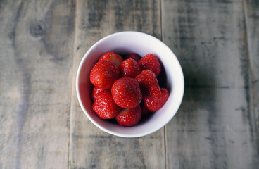 ナチュラルな木の机の上に置かれたイチゴ