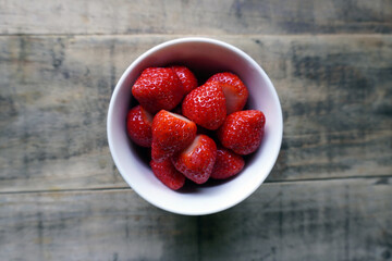 白いボウルに入ったイチゴ