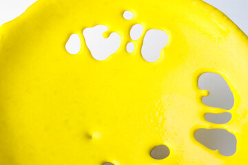 Objeto amarelo com formas orgânicas