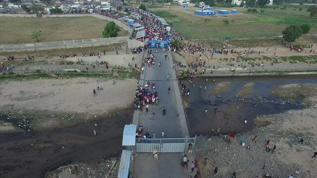 Big crowd at border of Haiti and Dominican Republic for binational market
