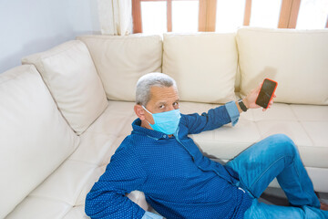 Obraz premium Portrait of an elder man with face mask looking at you thinking