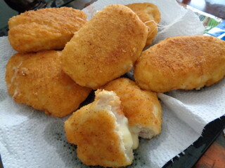 Deliciosos Nuggets sobre servilleta y  plato negro
