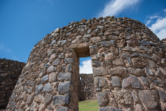Ruinas Raqchi is a ruins and is located in Provincia de Canchis, Cusco, Peru.