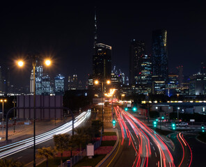 Fototapeta na wymiar traffic in Dubai at night
