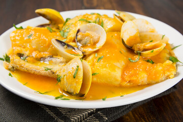 Merluza con almejas en salsa marinera