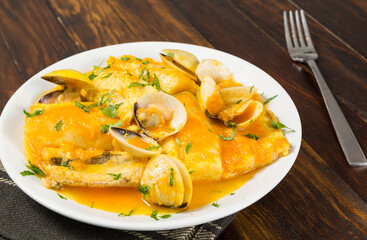 Merluza con almejas en salsa marinera