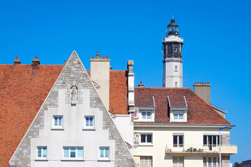 Fototapeta premium Phare et façade La Matelote à Calais - France