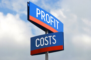 Obraz premium Profit and cost street sign