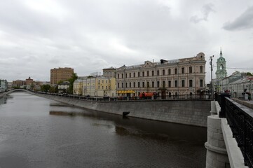 Fototapeta na wymiar View of the Ovchinnikovskaya embankment of Moscow