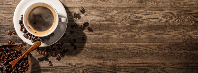 アンティークなテーブルの上にあるコーヒーとコーヒー豆