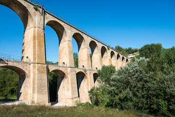 Obraz premium railway bridge, perspective view, background vegetation and blue sky