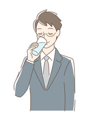コップの水を飲む男性
