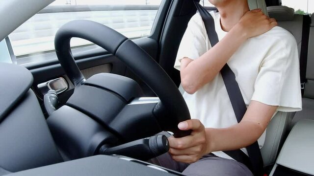 運転する男性　運転疲れ